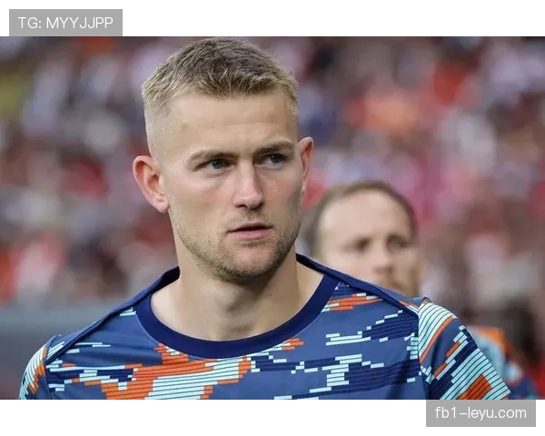 德里赫特阿贾克斯时期表现稳健，年轻中卫崛起备受期待